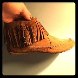 Like NEW! Brown Suede Minnetonka Booties size 8.5